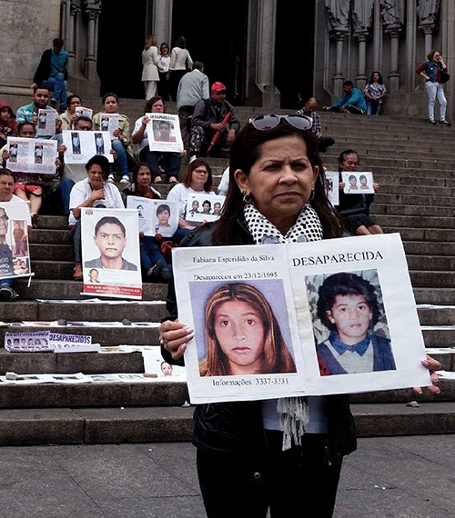 Mães com cartazes de filhos desaparecidos em frente ã Catedral da Sé - SP.