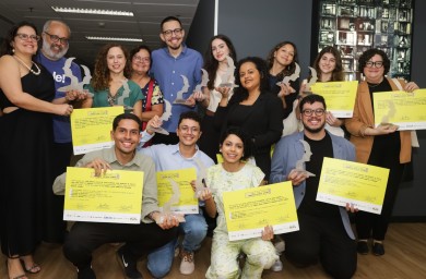 Foto: Em cerimônia de diplomação, grupos vencedores do 15ª Prêmio Jovem Jornalista relatam os bastidores da produção das pautas premiadas