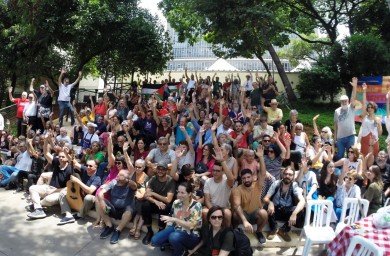 Foto: 30 entidades paulistas reunidas em Canto Pela Paz na Praça Memorial Vladimir Herzog